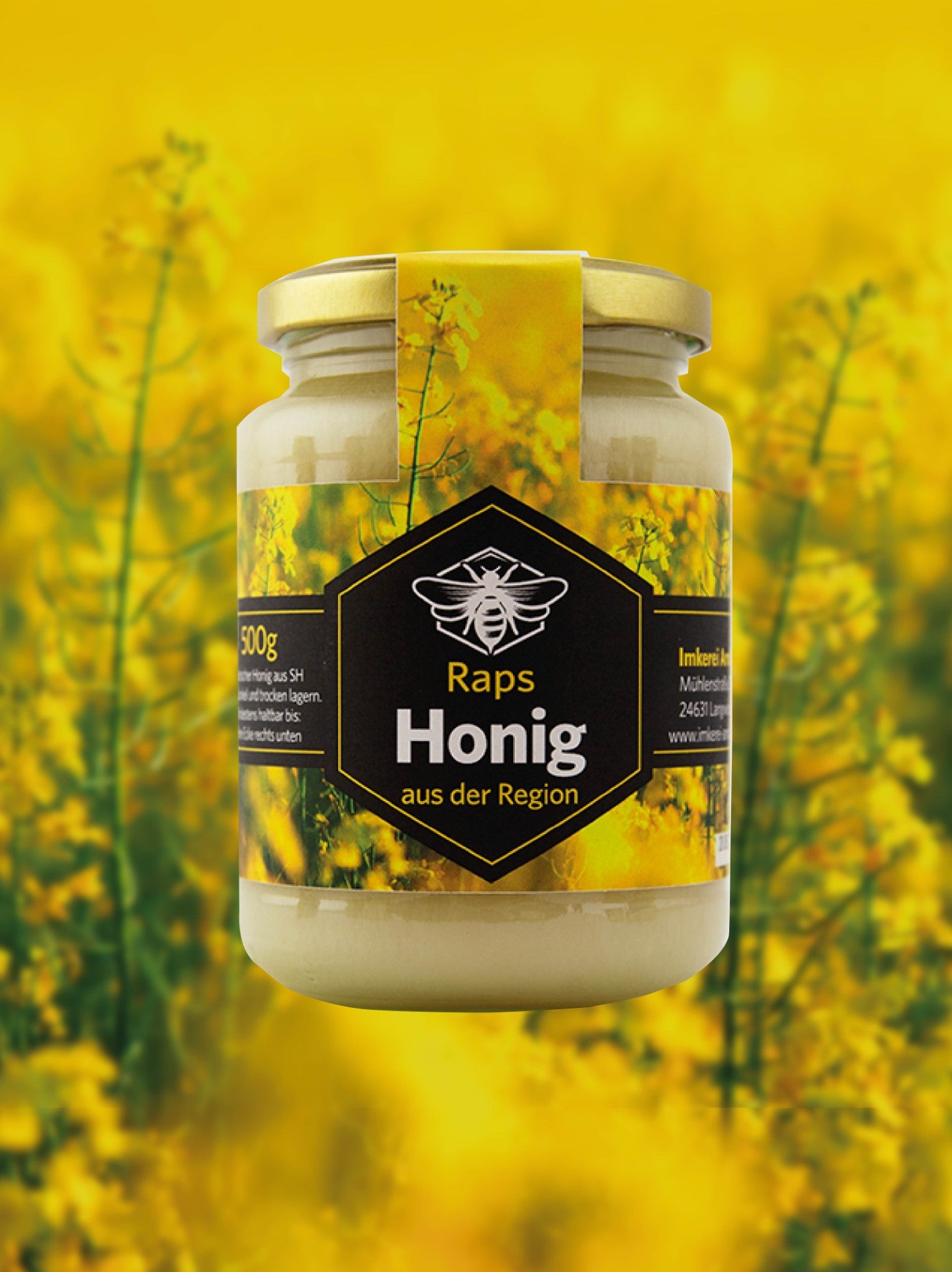 Abgebildet ist ein Glas Rapshonig. Der Hintergrund ist ein gelbes Rapsfeld.