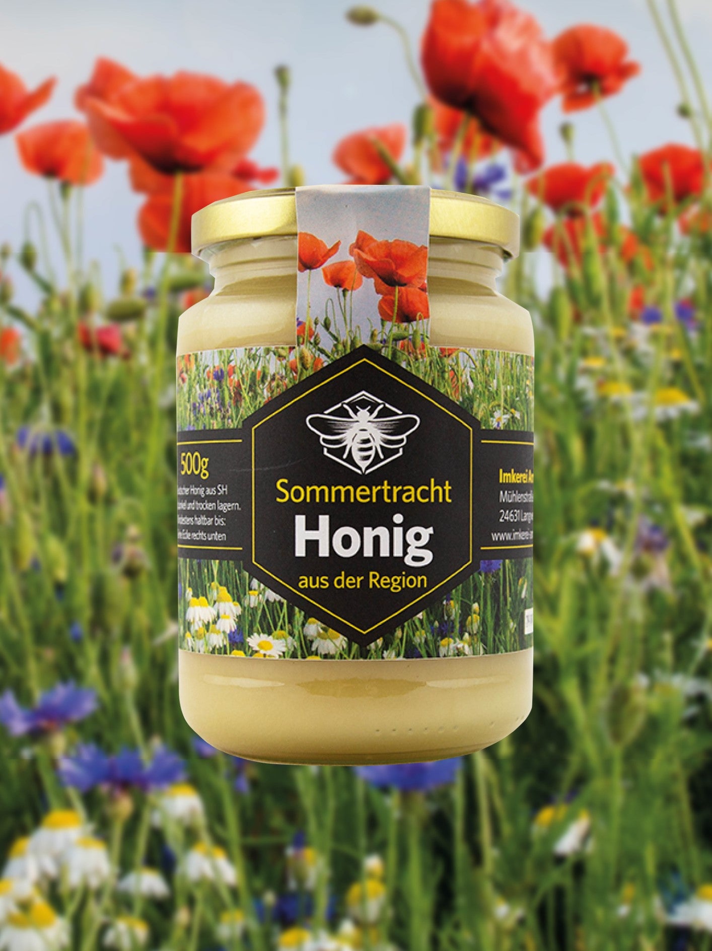 Abgebildet ist ein Glas Sommerhonig. Im Hintergrund ist ein Moonfeld zu sehen.